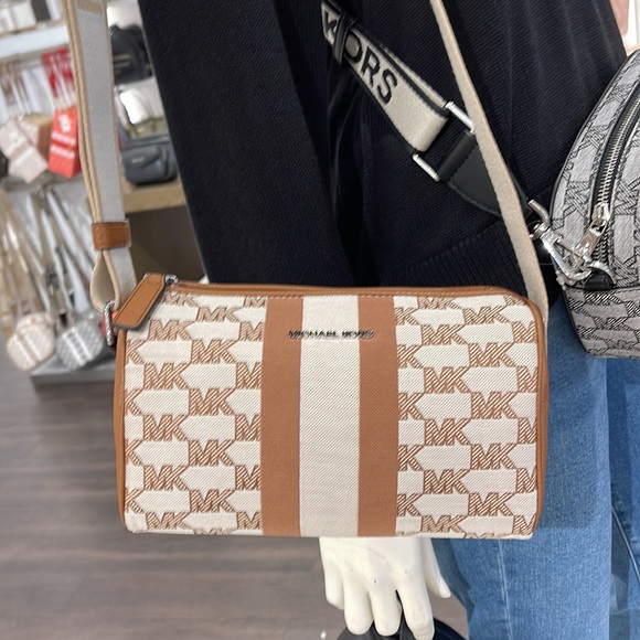 Michael Kors Men’s Women’s Cooper mini duffle xbody NWT 
Light Cream Multi 

NWT - Picture 15 of 16